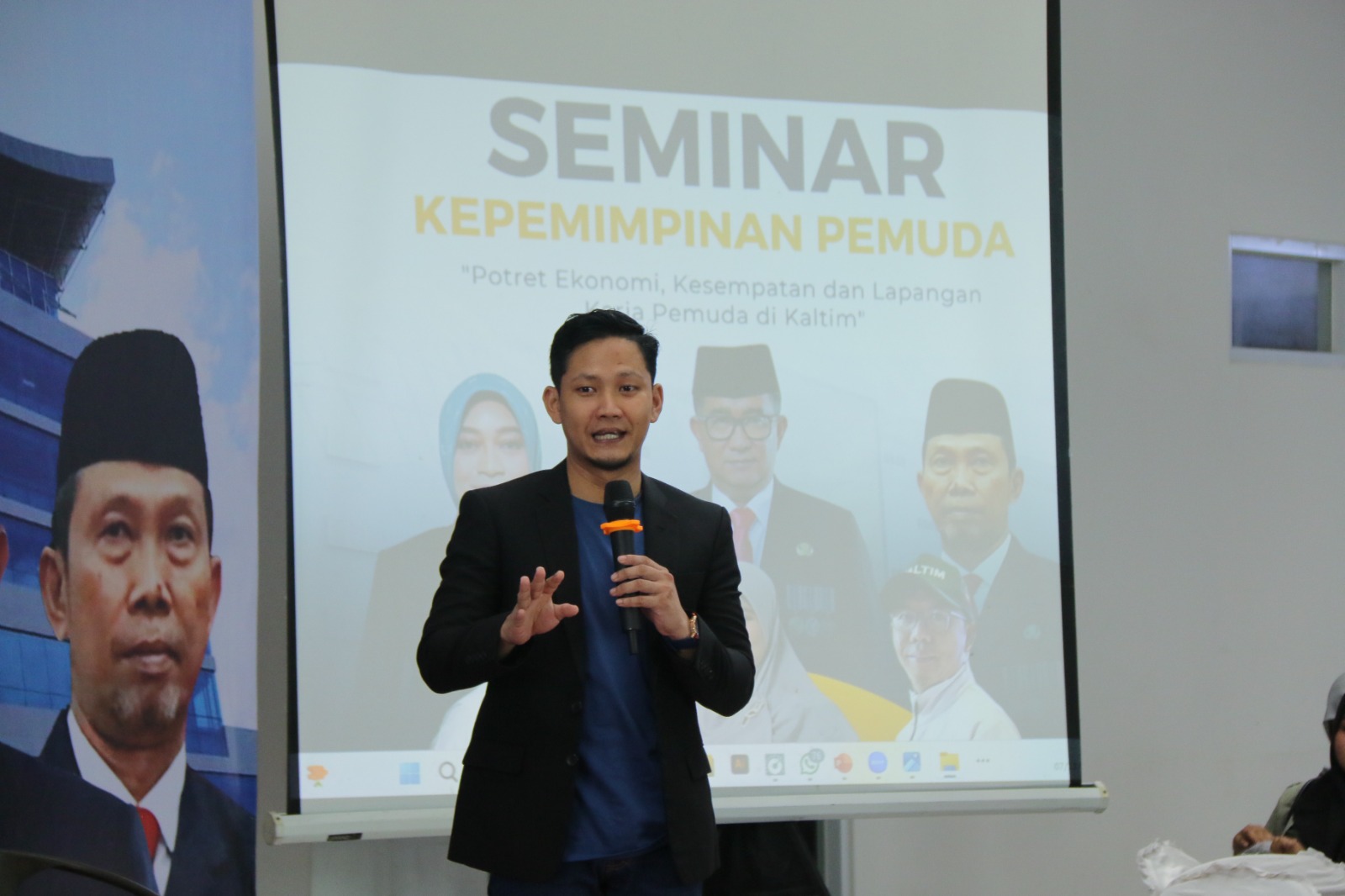 Achmad Efendi, akademisi sekaligus aktivis muda, saat menjadi pembicara dalam Seminar Kepemimpinan Pemuda bertajuk &ldquo;Potret Ekonomi, Kesempatan dan Lapangan Kerja Pemuda di Kaltim&rdquo; yang digelar di Samarinda, Kamis (28/8/2025). (Dok. Kaltimtoday.co)